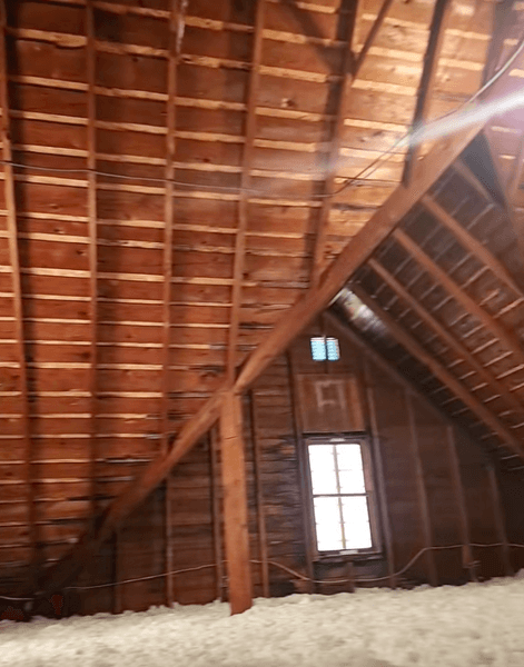 Приховане горище в будинку 1920-х років, виявлене за стіною Просторе горище з дерев'яними балками і вікнами на третьому поверсі будинку 1920-х років, вхід до якого був замурований